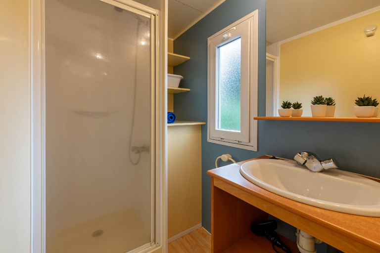 Bathroom, La Doucette, mobil-home climatisé au cœur du vignoble et à 50m de la mer, Var