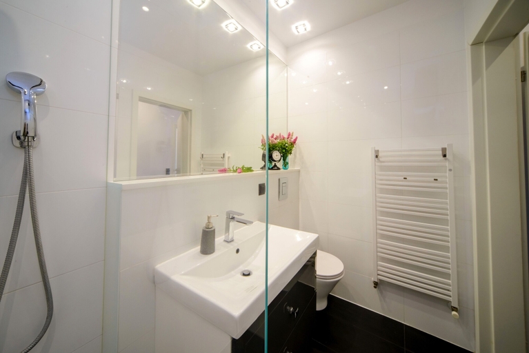 Bathroom 4, Maya's 63, Gdańsk City