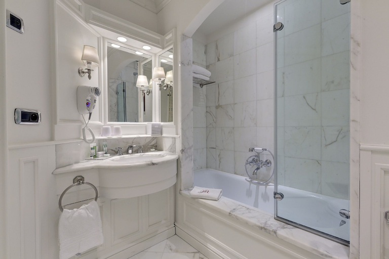 Bathroom 5, Grand Hôtel Des Alpes, Haute-Savoie