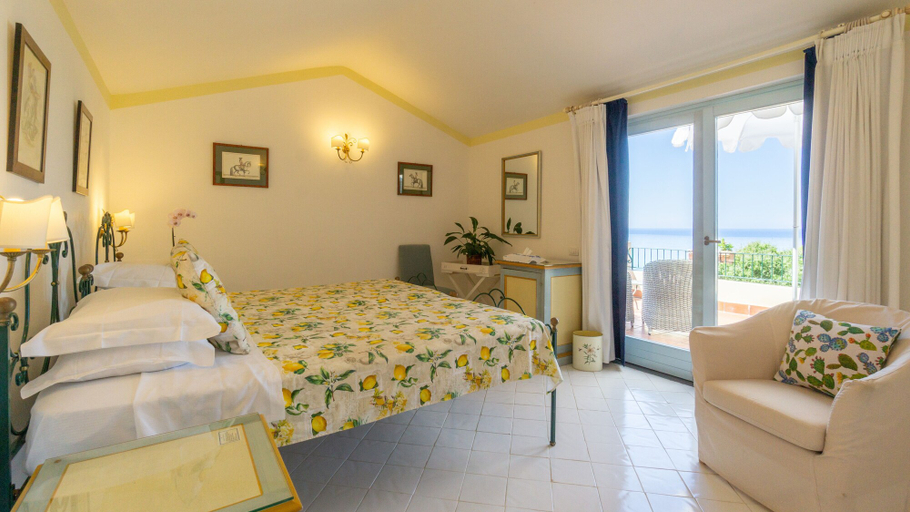 Bedroom 4, Palazzo Belmonte, Salerno