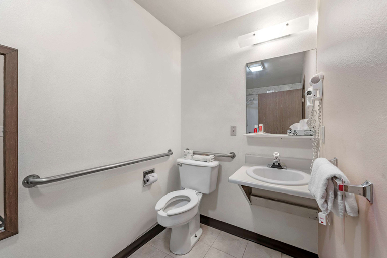 Bathroom 4, Econo Lodge La Junta, Otero