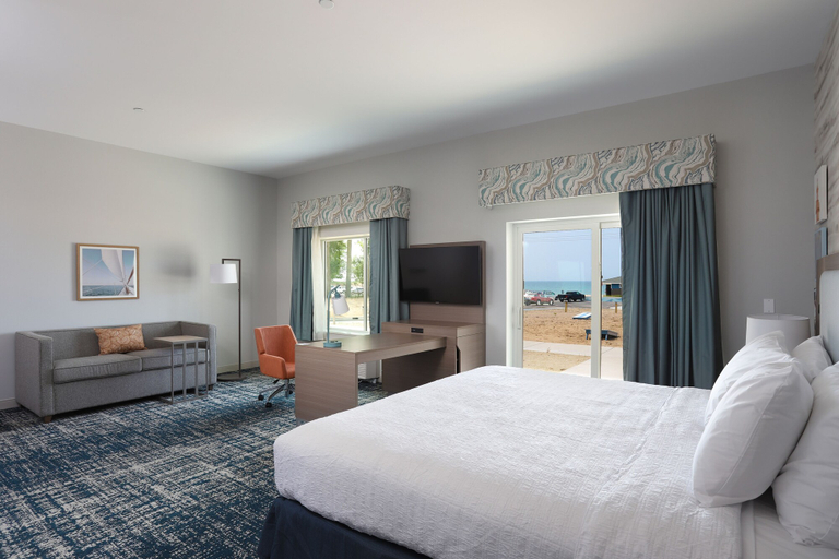Bedroom 4, Hampton Inn & Suites Manistee Waterfront, Lake Michigan