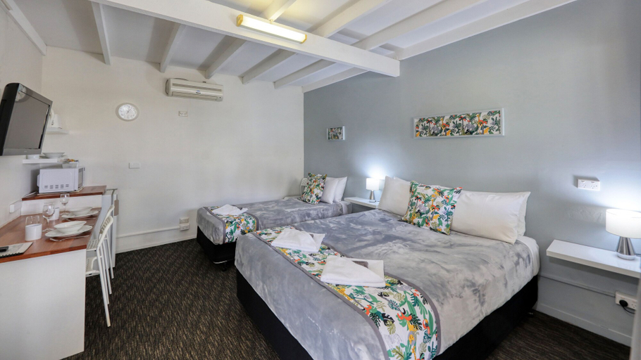 Bedroom 3, Oasis Motel Peak Hill, Parkes