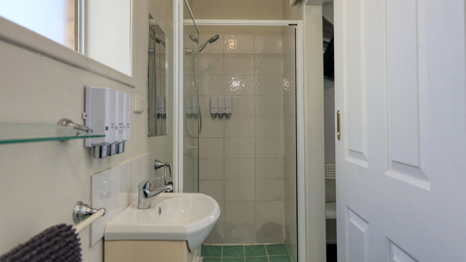 Bathroom 4, Oasis Motel Peak Hill, Parkes