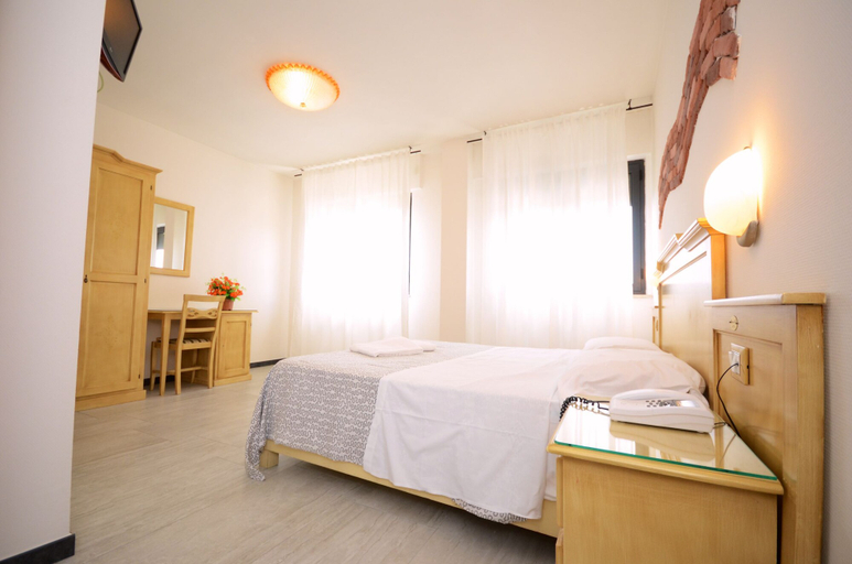 Bedroom 3, Hotel Clinton, Napoli