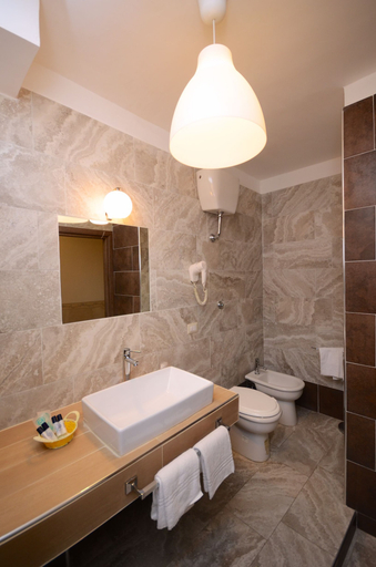 Bathroom 4, Hotel Clinton, Napoli