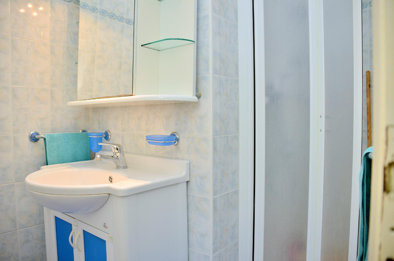 Bathroom, Three-Bedroom Apartment very close to the beach - By Beahost Rentals, Venezia