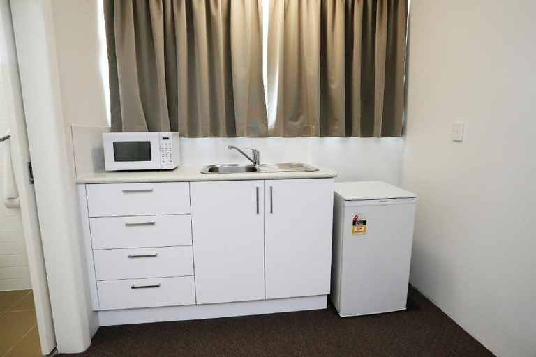 Others 5, Townsville City Motel, Rosslea