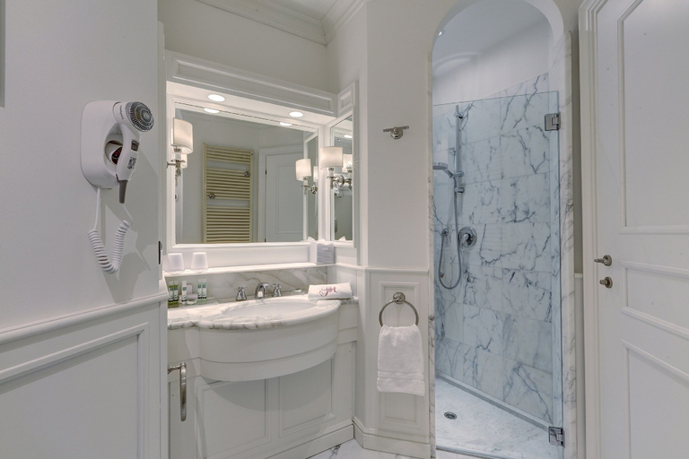 Bathroom 5, Grand Hôtel Des Alpes, Haute-Savoie
