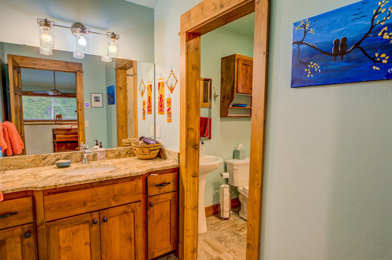 Bathroom 3, Barnes on Boundary Unit B, Gallatin