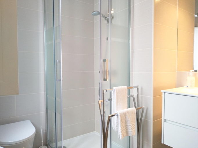 Bathroom 4, Green Door, Lagos