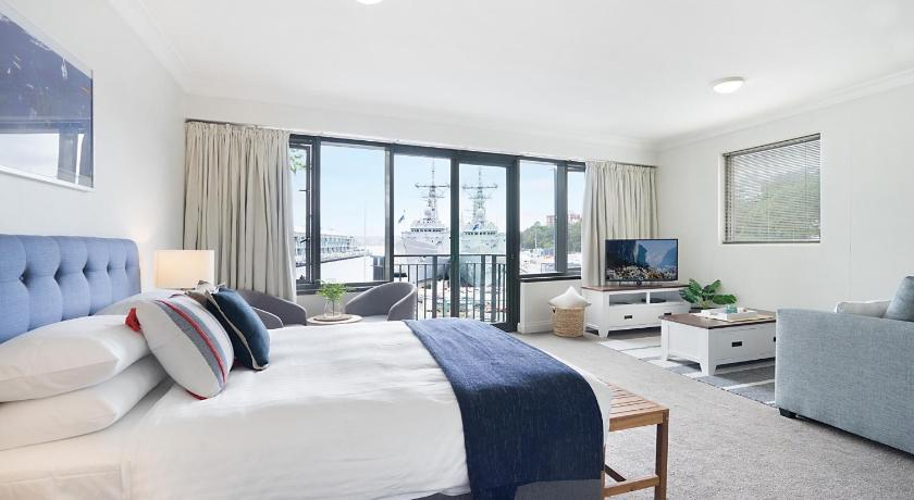 King size studio with water view, walk to the city, Sydney