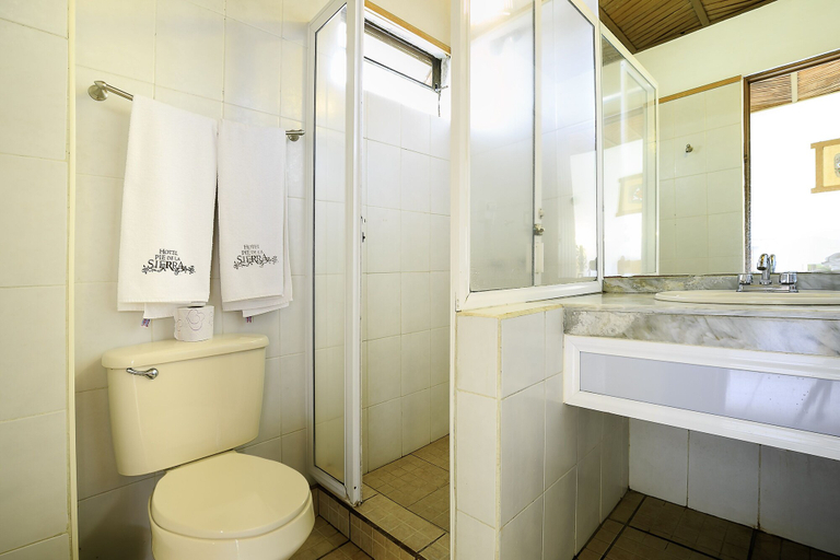 Bathroom 4, Hotel Pie De La Sierra, Uruapan