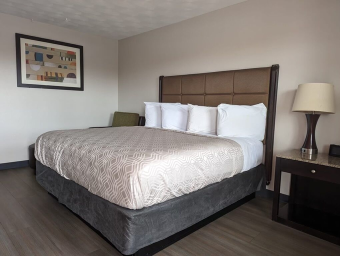 Bedroom 3, Budget Inn, Grayson