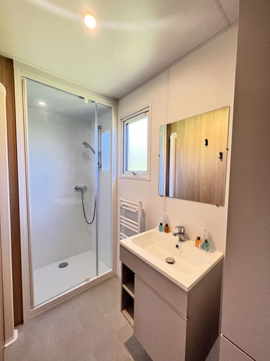 Bathroom 4, Camping La Grappe Fleurie, Rhône