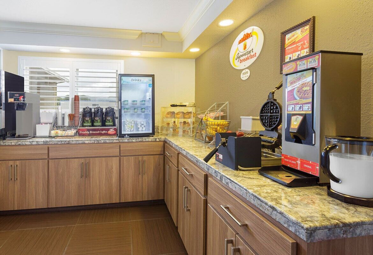 Food & Drinks 5, Super 8 by Wyndham Fortuna, Humboldt