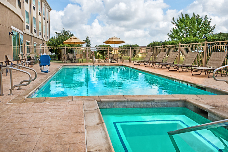 Sport & Beauty 3, Holiday Inn Express & Suites COTULLA by IHG, La Salle