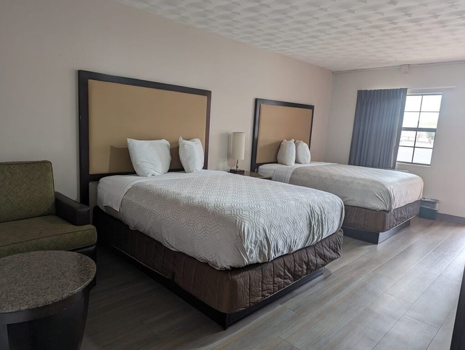 Bedroom 2, Budget Inn, Grayson