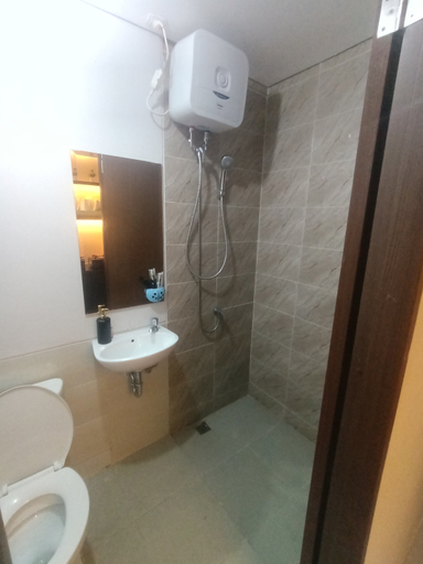 Bathroom, Apartemen Transpark Juanda by RKROOMS, Bekasi