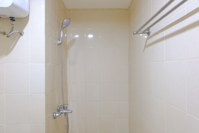 Bathroom 5, Stylish Modern 2BR Apartment at Parahyangan Residence By Travelio, Bandung