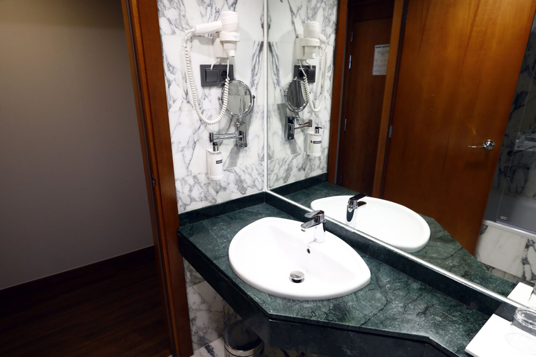Bathroom 4, Travelodge Madrid Coslada Aeropuerto, Madrid