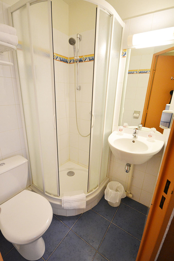 Bathroom 3, Brit Hotel Caen Herouville, Calvados