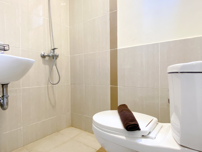 Bathroom 5, Modern Look Studio at Meikarta Apartment By Travelio, Cikarang