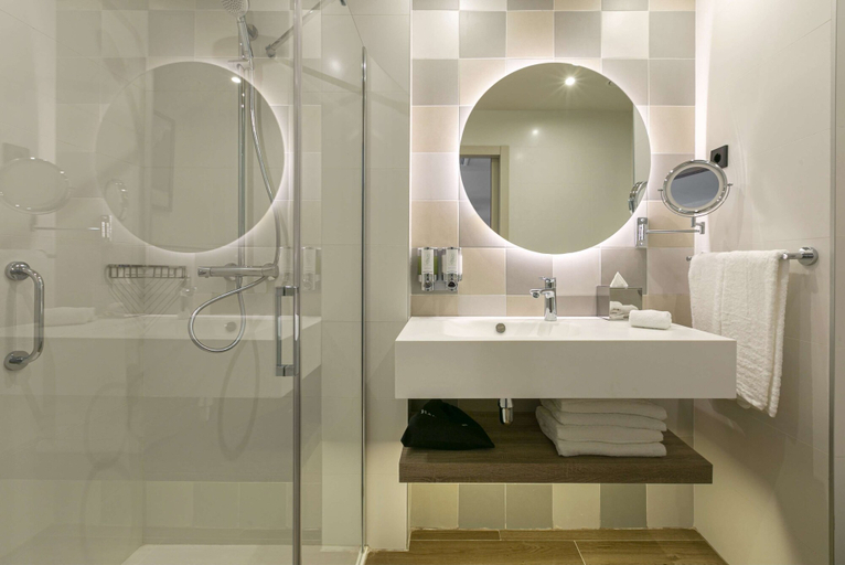 Bathroom 4, Hampton by Hilton Alcobendas Madrid, Madrid