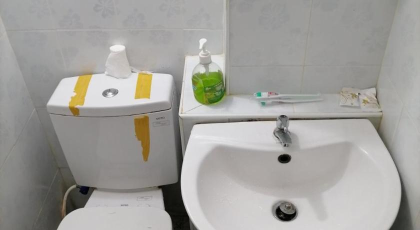 Bathroom, Shwe War Guest House, Yangon