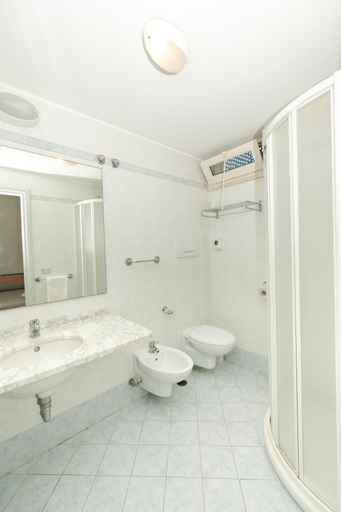 Bathroom 5, Hotel Saint Louis Rimini, Rimini