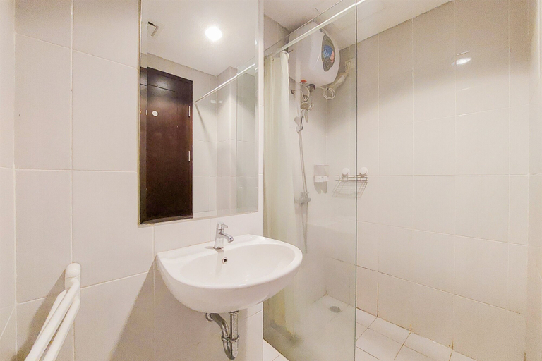 Bathroom 3, Strategic And Restful 1Br At Casa De Parco Apartment, South Tangerang