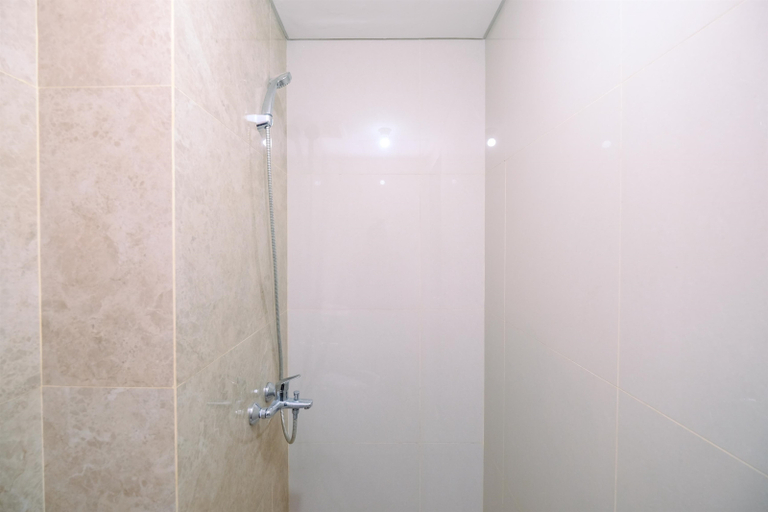 Bathroom 5, Modern and Comfy Studio at Transpark Cibubur Apartment By Travelio, Depok