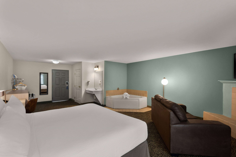 Bedroom 4, Wyndham Garden Galena Hotel & Day Spa, Jo Daviess