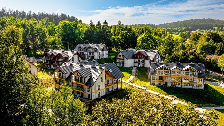 Exterior & Views