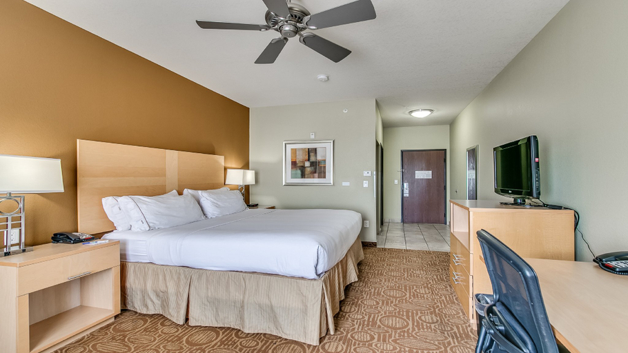 Bedroom 3, Holiday Inn Express & Suites LUBBOCK SOUTHWEST - WOLFFORTH by IHG, Lubbock