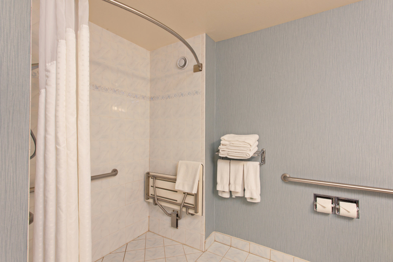 Bathroom 3, Holiday Inn Express & Suites HERMOSA BEACH by IHG, Los Angeles