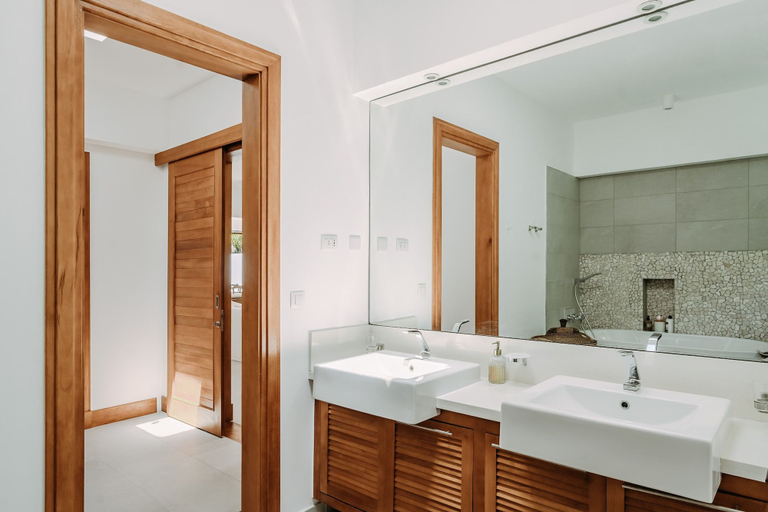 Bathroom 2, Peninsula Beach Villa with LOV