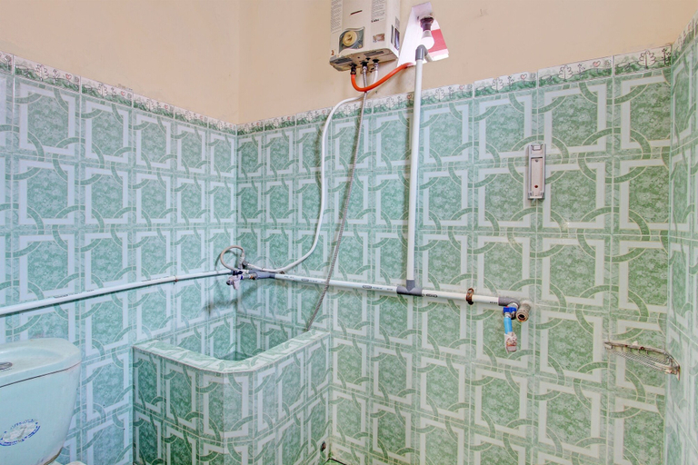 Bathroom 3, Hotel O White House Syariah, Yogyakarta