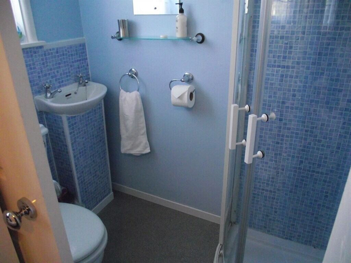 Bathroom 3, Trevarrian Lodge, Cornwall