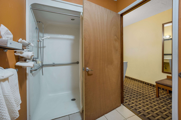 Bathroom 5, Quality Inn Ashland I-71 and US 250, Ashland