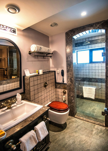 Bathroom 4, The Vintage Srinagar At Dal Lake, Srinagar