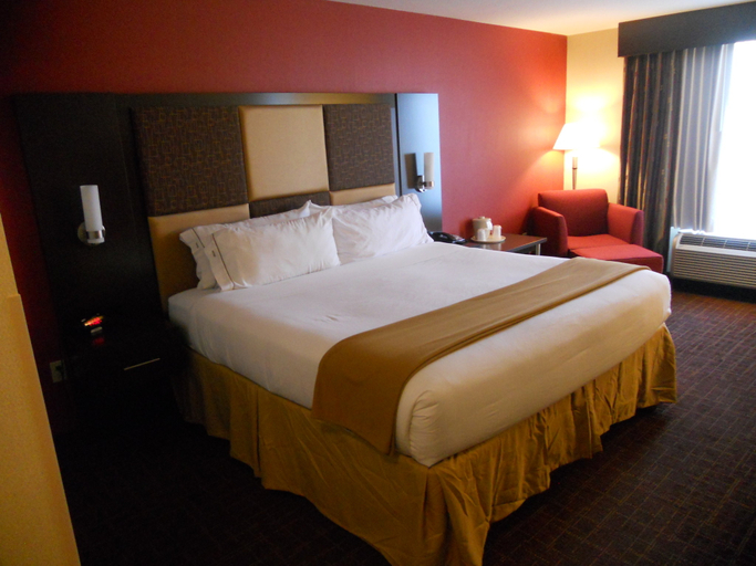Bedroom 5, Holiday Inn Express & Suites GREENSBURG by IHG, Westmoreland