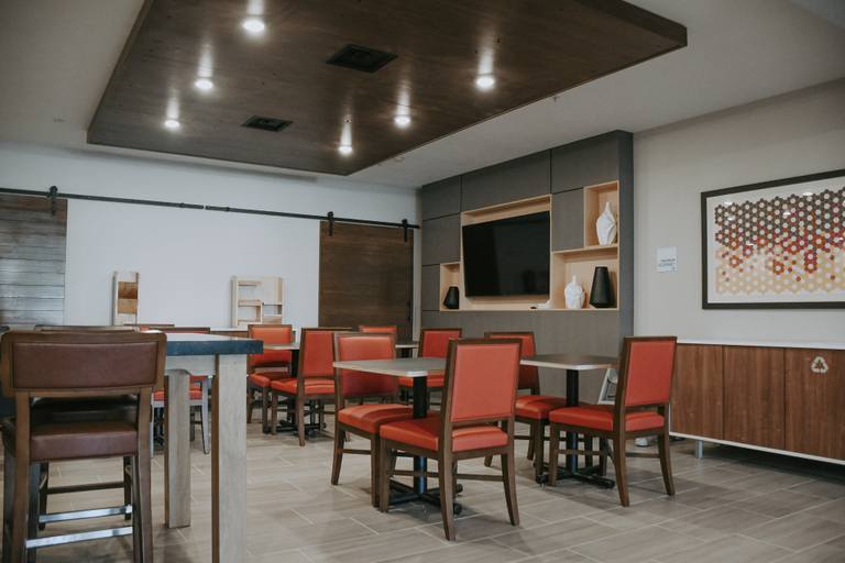 Food & Drinks 4, Holiday Inn Express & Suites LINCOLN SOUTH by IHG, Lancaster