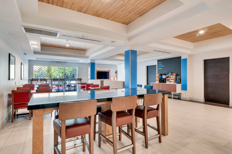 Food & Drinks 5, Holiday Inn Express & Suites LAKE ELSINORE by IHG, Riverside