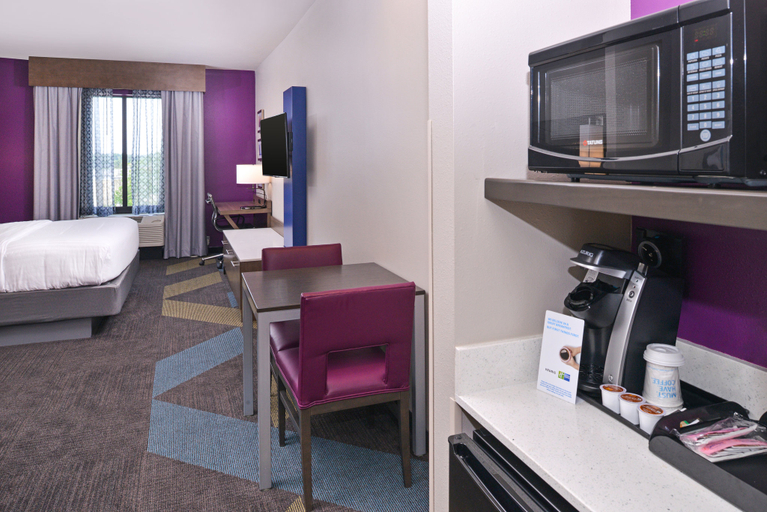 Bedroom 5, Holiday Inn Express & Suites BRYANT - BENTON AREA by IHG, Saline