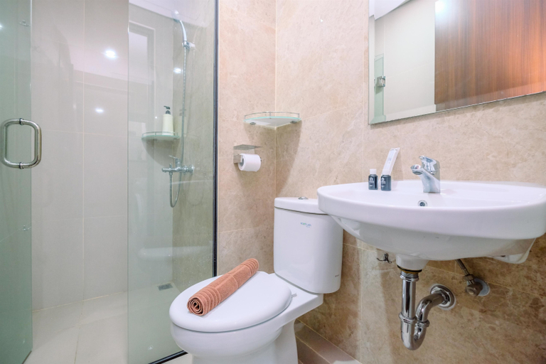 Bathroom 5, Modern Look and Comfy 2BR Transpark Cibubur Apartment By Travelio, Depok