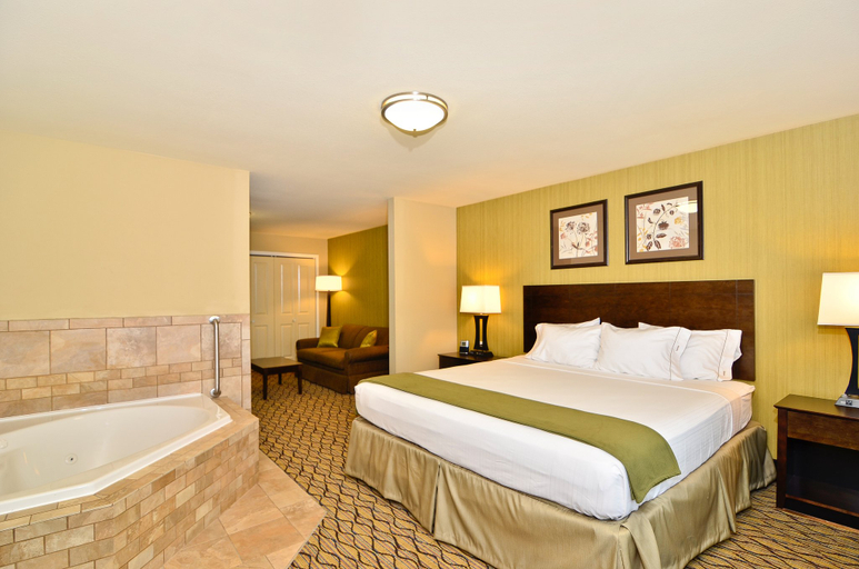 Bedroom 2, Holiday Inn Express & Suites WILLISTON by IHG, Williams