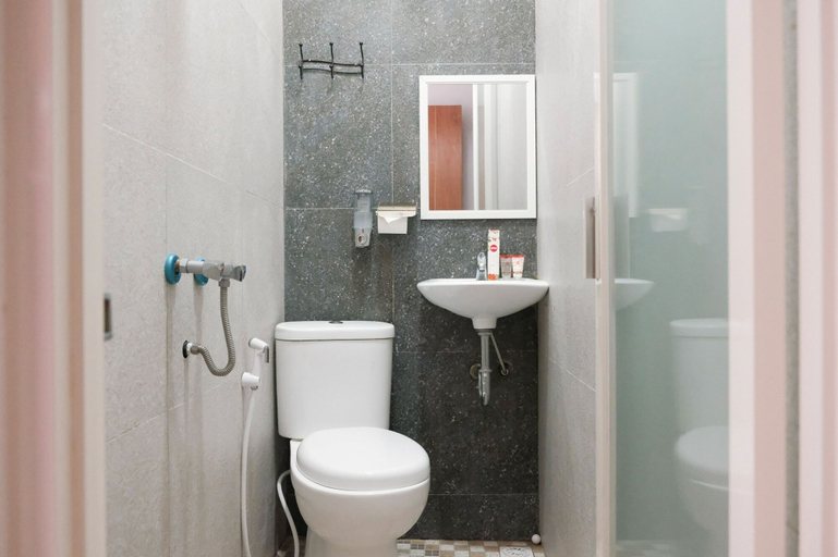 Bathroom 4, Hotel O 111 Residence, Malang