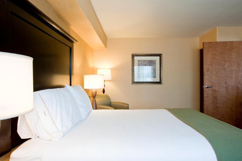 Bedroom 4, Holiday Inn Express & Suites WOODLAND HILLS, Los Angeles