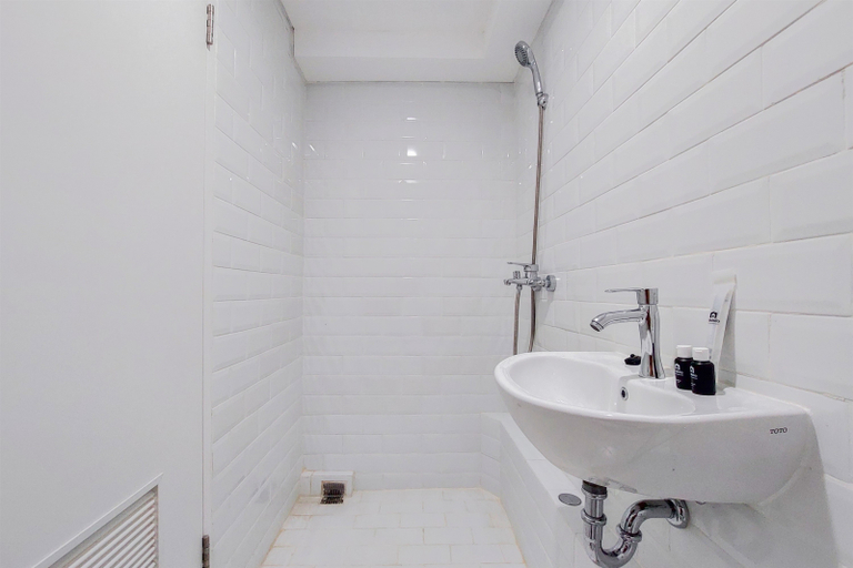 Bathroom 5, Spacious and Elegant Studio Loft Kingland Avenue Apartment By Travelio, Tangerang